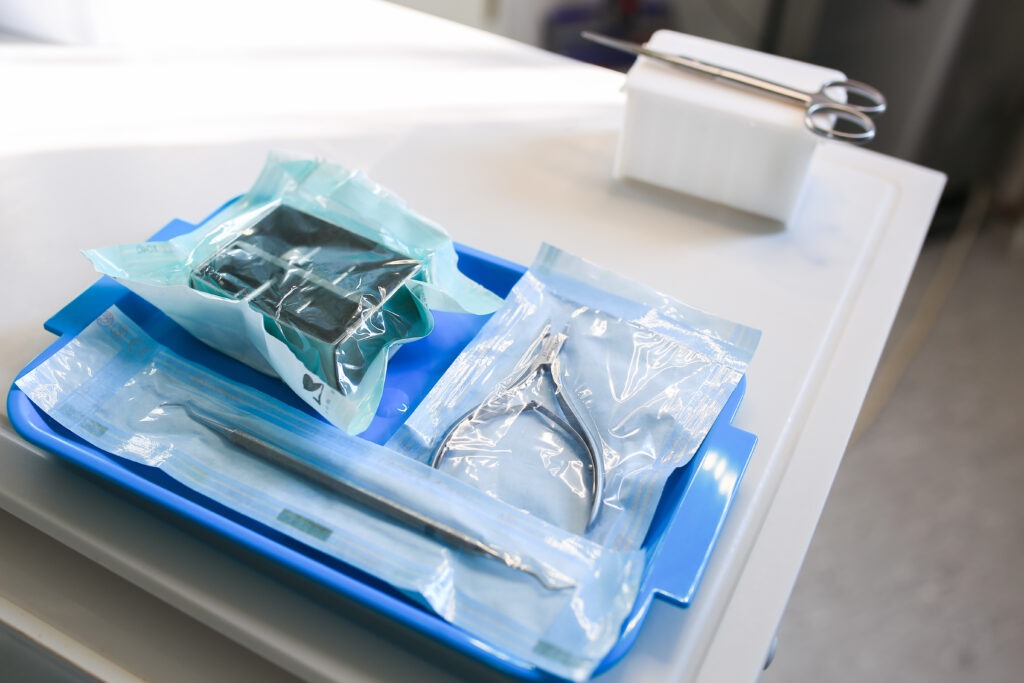 Sterilisierte podologische Instrumente im Hygienebeutel – Praxis für Podologie Peine