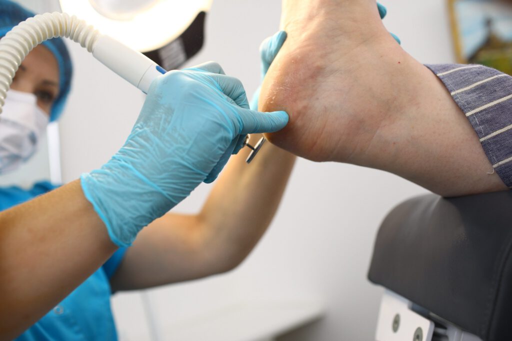 Podologin kontrolliert Füsse einer Patientin in der Praxis für Fusstherapie in Peine.